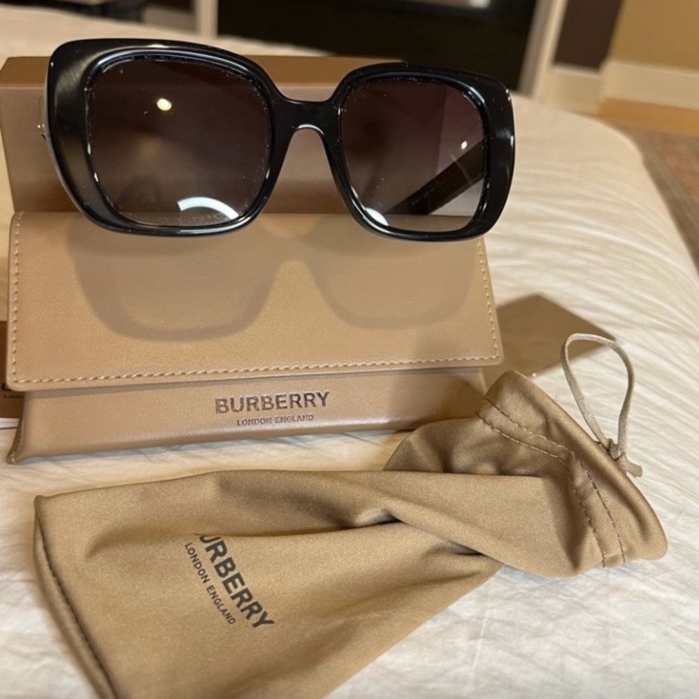 Burberry Authentic Black Sunglasses -NWT
Full Inclusion
